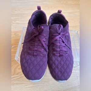 Stylish Skechers Knit Slip-on Walking Shoes - Burgundy - Excellent Condition